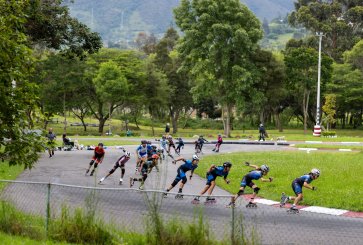 A group of people rollerblade on a pathway in Loja, Ecuador.
